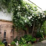 ガーデン＆クラフツ カフェ - ('10/6)駐車場から店の入口方面へ