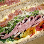 ハナフル - スプラウトパストラミエッグサンド（アップ）