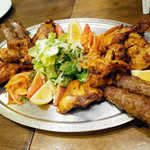 サールナート - ミックスグリル大皿 タンドーリチキン、シークカバブ、チキンティッカの盛合わせ