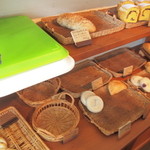 パン・ド・カンパーニュ - 昼過ぎにはほぼ売り切れ    ＞_＜