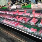 肉のさかもと - いい肉を並べてますわ