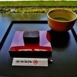 虎屋菓寮 - 『夜の梅（小倉羊羹）』(1070円)！抹茶付き～♪(^o^)丿