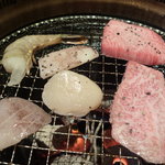 近江牛焼肉 - 海鮮一緒に焼いちゃってます♪