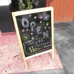 ピッツェリア・カルダ・マーノ - 玄関先メニュー？