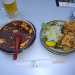 庭園ビアガーデン - 「麻婆豆腐＆唐揚げ」ビ－ル 何れも￥５００ 2015年晩夏