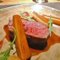 スリオラ - ブドウの葉に包まれた鹿ロース肉のアサード