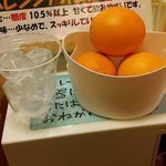 草津湯元水春 水春亭 - カップとバレンシアオレンジ３個をもらいます。糖度が高く、酸っぱくないので万人受けしますね。