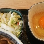 Yoshinoya - 漬物と卵