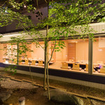 Hokuriku Sushi Izakaya Kanazawa Aenokaze - お庭の見えるお部屋もございます。
