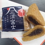 Dekitateya - 三浦富士。黒糖蒸しカステラに粒あん入り日持ちします。