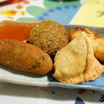 Zaika - 2015.9 ミックス・フライ（900円）サモサ、クーバ、ファラフェル、ナルガス・ケバブ