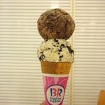 サーティワンアイスクリーム - スモールダブル コーン[ヘーゼルナッツチョコレート、オレオクッキーアンドクリーム](2015/09/22撮影)