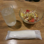 豚ステーキ十一 赤坂店 - お冷、サラダ、おしぼり