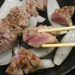 豚ステーキ十一 赤坂店 - ミディアムレアっぽい焼き具合。豚肉なんですが･･･