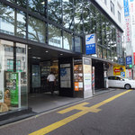 豚ステーキ十一 - 明治通りに面している赤坂駅4番出口の西鉄赤坂ビルから入ります。