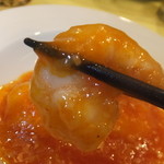 四川料理 桃源郷 - 桃源郷四川満喫コース　８６４０円　海老のチリソース煮の海老のアップ　【　２０１５年９月　】