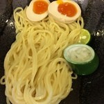 Tsukemen Ichimori - 麺、玉ねぎ、酢橘
