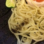 Tsukemen Ichimori - 麺に黒七味をかけて