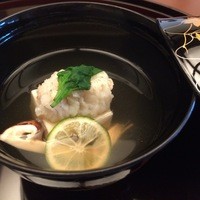 日本料理 雲海 - 季節の会席「紫雲」（御 椀　鱧炙り清汁仕立て湯葉真丈、松茸、つる菜、酢橘）