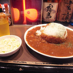 Rokkin Kafe Shibuya Gabigabi - 自家製牛すじカレーにはサラダ付き！