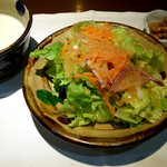 銀のさじ - 《2709》ランチ『赤牛』、最初にサラダと冷スープお茶が来ました。お茶が美味しかった。