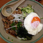 さぬきうどんやまや - 冷やし肉味噌うどん。目玉トッピング