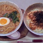 歌広場 - 2015.9.25。左：醤油豚骨ラーメン、右：唐揚げ明太丼