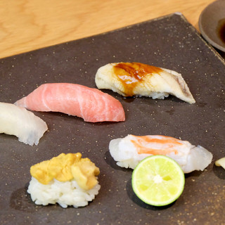 選りすぐりの新鮮な魚介を贅沢に使った職人の技が光る“鮓”