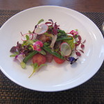 前菜の、鯵とわかさのカルパッチョ。