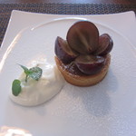 サラマンジェ ド ヨシノ - ピオーネのタルト。