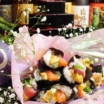 Kaisen Gyokai To Nihonshu Shunsai Washoku Kutsurogi - 当店独自のサプライズ！寿司花束6本から承ります。10本で4000円程度。ボリュームあります！花束のように主役がわざわざ持ち帰る手間なし！なのに記憶にはしっかり残ります！最高の想い出作りを是非！