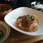 オンジャパン カフェ - 牛スジの肉じゃが