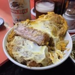 伊勢屋 - カツ丼 ¥800
      相変わらず肉のボリュームがヤバイo(^▽^)o