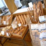 パン屋カフェ キャトル - パンコーナー：バゲット系の後はパン焼きトコロ