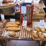 パン屋カフェ キャトル - パンコーナー：固い系も充実