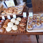 パン屋カフェ キャトル - パンコーナー：入ってすぐにはお勧めメロンパンが