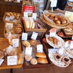 パン屋カフェ キャトル - パンコーナー：迷う迷う