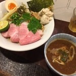 麺や庄の - 秋刀魚と秋茄子の創作麺★
      
      見た目の美しさがすご〜い！
      レアチャーシューは映えるしほんとに柔らかくて美味しいので好きです！
      
      
      スープは豚骨スープで煮出した秋刀魚に秋刀魚の荒節でとった香り油を加えたもの。秋刀魚を炙った時の香ばしさがうまく出ていました。
      
      
      
      焼き茄子は茨城産の秋茄子！
      秋茄子は嫁に食わすなの秋茄子ですね〜！
      とっても柔らかく、茄子なのにふわふわな食感で奥から沸き立つ香りが口の中全