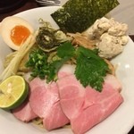 麺や庄の - とろろ昆布に針しょうがもアクセント！
      
      
      桜チップで燻した秋刀魚のクリームチーズも大きなポイント！
      
      たっぷり入っていて麺と絡めてスープにつけて食べたときの秋刀魚のダブルな風味が最高です（≧∇≦）
      
      
      すだちをかけてさっぱり！
      