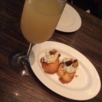 grigio la tavola - 白桃のペリーニとクリームチーズのラスクでかんぱーい！