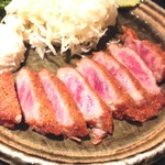 浅草 牛かつ - ～浅草 牛かつ～
      牛かつ麦飯セット(肉小)1000円
      肉の量が少ない為、レギュラーサイズに比べ
      若干ではあるけど、火の通りが強い感じ
      これでも十分美味しいけど