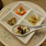 天厨菜館 - 前菜、サーモン刺身？