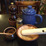 とんかつあさくら - ソース、岩塩、からし、ゴマ、ふりかけ