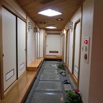Guravu Washitsu - 廊下の両側に、個室。旅館みたい♪　壁も襖もキレイ。