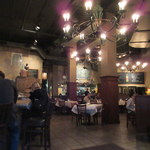 Grillfish - 広々した店内、でも平日にもかかわらず満員です。