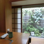 Guravu Washitsu - 個室からはお庭が見えます。お庭の手入れについて、、、叔母が色々と言う。(笑)