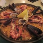 SANCHO PANZA - 最後の料理は魚介のパエリアをいただいて楽しい夕食会はお開きでした。
                        
                        