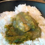 ボンベイ・インディアン・ダイニング - サグチキンカレーのチキンは大きいのが５個。食べ応え有り。