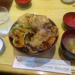 「特盛豚丼」（1200円）