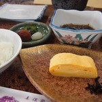 なべや別館 - 朝食　7時半から　厚焼き玉子　もずく　ご飯　漬物